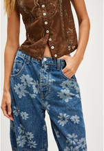 Load image into Gallery viewer, FreePeople Good Luck Printed Barrel Jean
