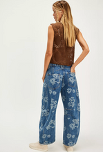 Load image into Gallery viewer, FreePeople Good Luck Printed Barrel Jean
