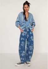 Load image into Gallery viewer, FreePeople Good Luck Printed Barrel Jean
